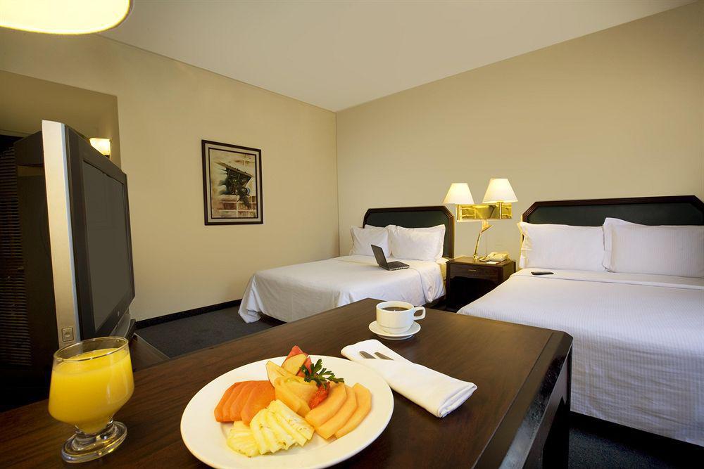 Fiesta Inn Леон Екстер'єр фото